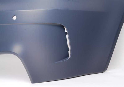 Parachoques trasero imprimado OEM 51128053878 para BMW E82. Compatible con sensores de aparcamiento (PDC). Original BMW.