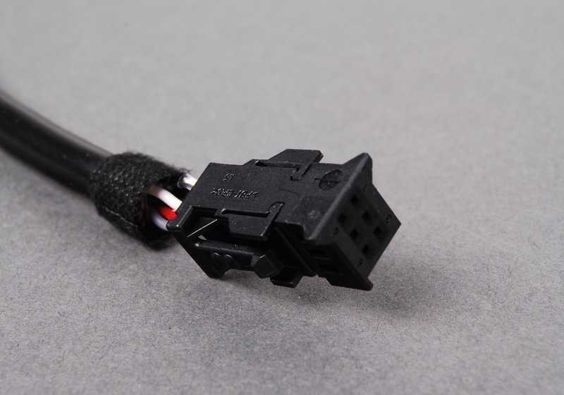 Cable de conexión para cargador de CD OEM 61126904074 para BMW E46 {316i, 316Ci} en todas sus versiones y configuraciones. Longitud de 590mm. Original BMW.