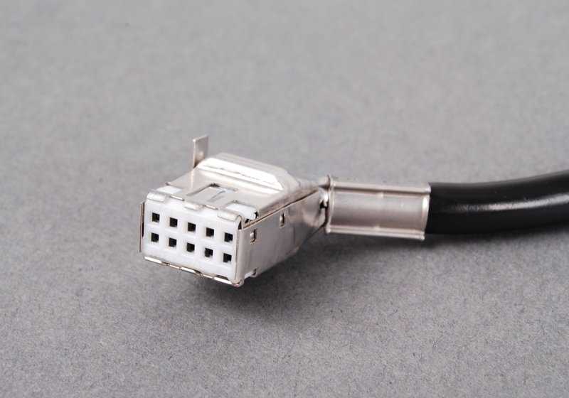 Cable de conexión para cargador de CD OEM 61126904074 para BMW E46 {316i, 316Ci} en todas sus versiones y configuraciones. Longitud de 590mm. Original BMW.