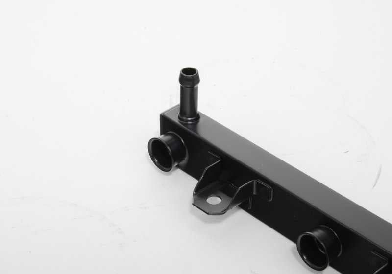 Tubo di iniezione OEM 13531717073 per la serie BMW 3 E30 e 5 serie E28. BMW originale.