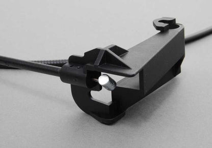 Système de déverrouillage d'urgence Capota OEM 54347123023 pour BMW Z4 E85 (Modèles 2.0i, 2.2i, 2.5i avec moteur N46 et M54). Compatible entre 2002 et 2008. BMW original.