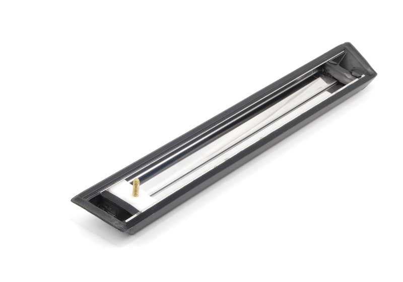Moldura lateral delantera izquierda OEM 51131839137 para BMW E24. Original BMW.