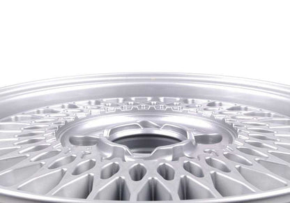 Llanta de aleación 17" estilo de radios cruzados OEM 36121180448 para BMW E31. Original BMW.