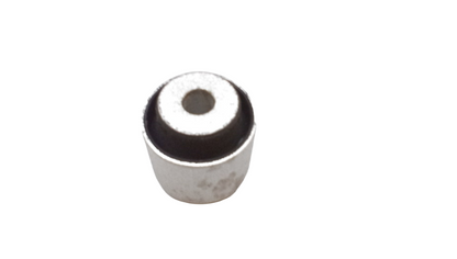 Silentblock de goma OEM 39206874232 para BMW i3 (I01, I01N). Pieza original BMW para la suspensión trasera. Ideal para solucionar ruidos o desgaste en la parte trasera del vehículo. Original BMW.