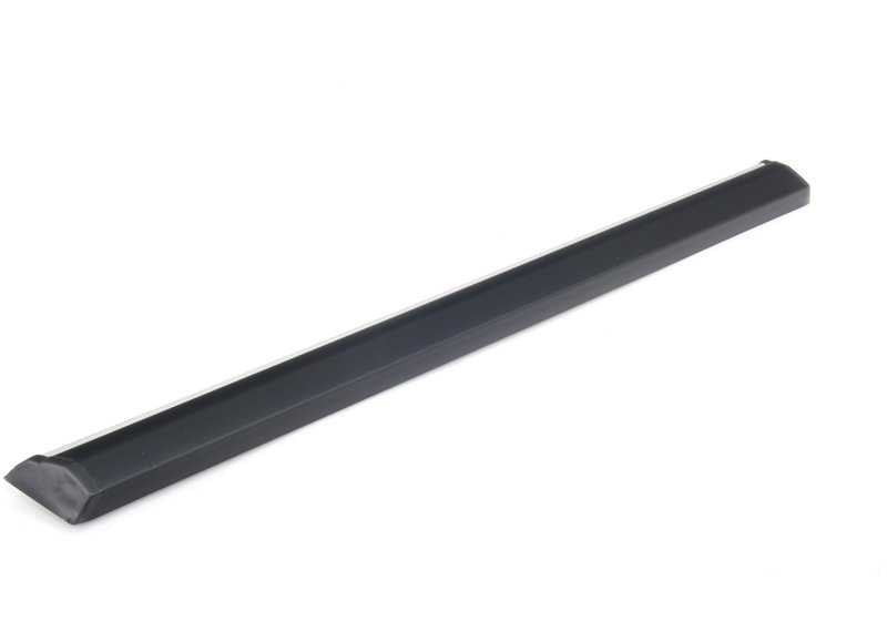 Moldura lateral trasera derecha OEM 51131839134 para BMW E24 {630CS, 628CSi} todos los modelos del 01/02/1976 al 31/05/1987. Original BMW.