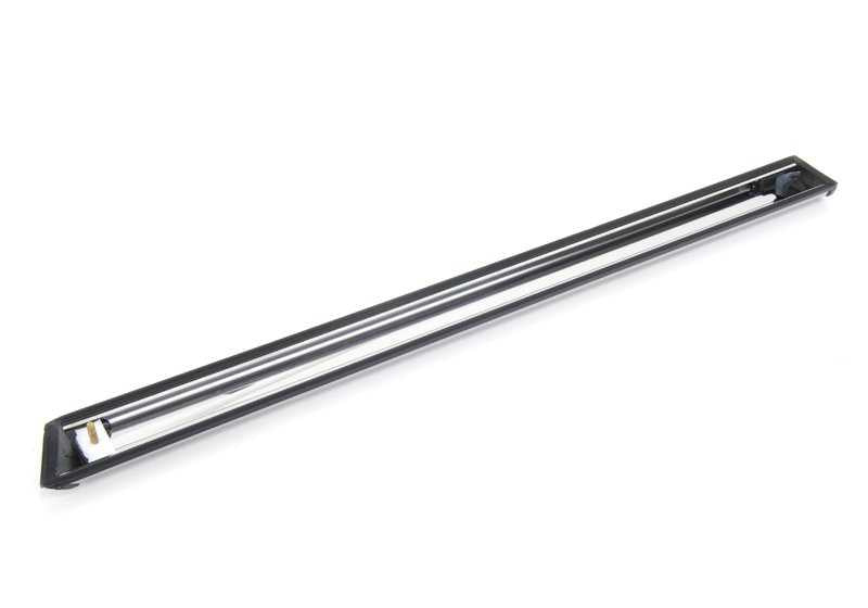 Moldura lateral trasera derecha OEM 51131839134 para BMW E24 {630CS, 628CSi} todos los modelos del 01/02/1976 al 31/05/1987. Original BMW.