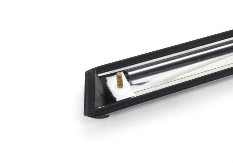 Moldura lateral trasera derecha OEM 51131839134 para BMW E24 {630CS, 628CSi} todos los modelos del 01/02/1976 al 31/05/1987. Original BMW.