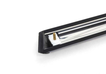 Moldura lateral trasera derecha OEM 51131839134 para BMW E24 {630CS, 628CSi} todos los modelos del 01/02/1976 al 31/05/1987. Original BMW.