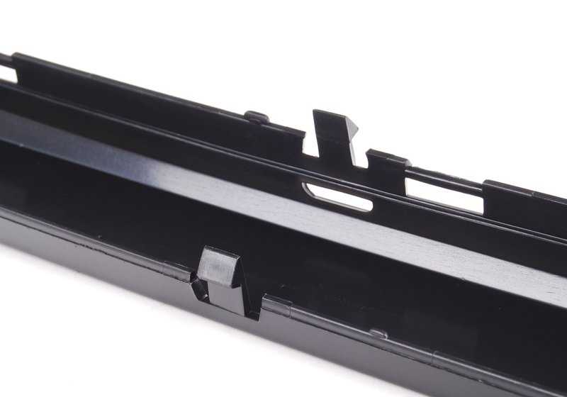 Moldura trasera izquierda OEM 51128169685 para BMW Serie 7 E38 (725tds, 728i) con cambio automático o manual. Años 1995-2001. Original BMW.