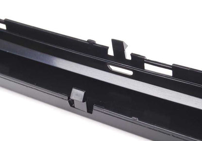 Moldura trasera izquierda OEM 51128169685 para BMW Serie 7 E38 (725tds, 728i) con cambio automático o manual. Años 1995-2001. Original BMW.