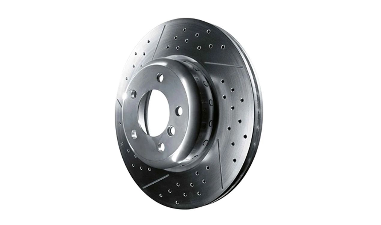 Disco de freno trasero BMW Performance perforado OEM 34216795755 para BMW E81, E87, E88, E90, E91, E92, E93, E82. Solo compatible con llantas de al menos 17". Original BMW.