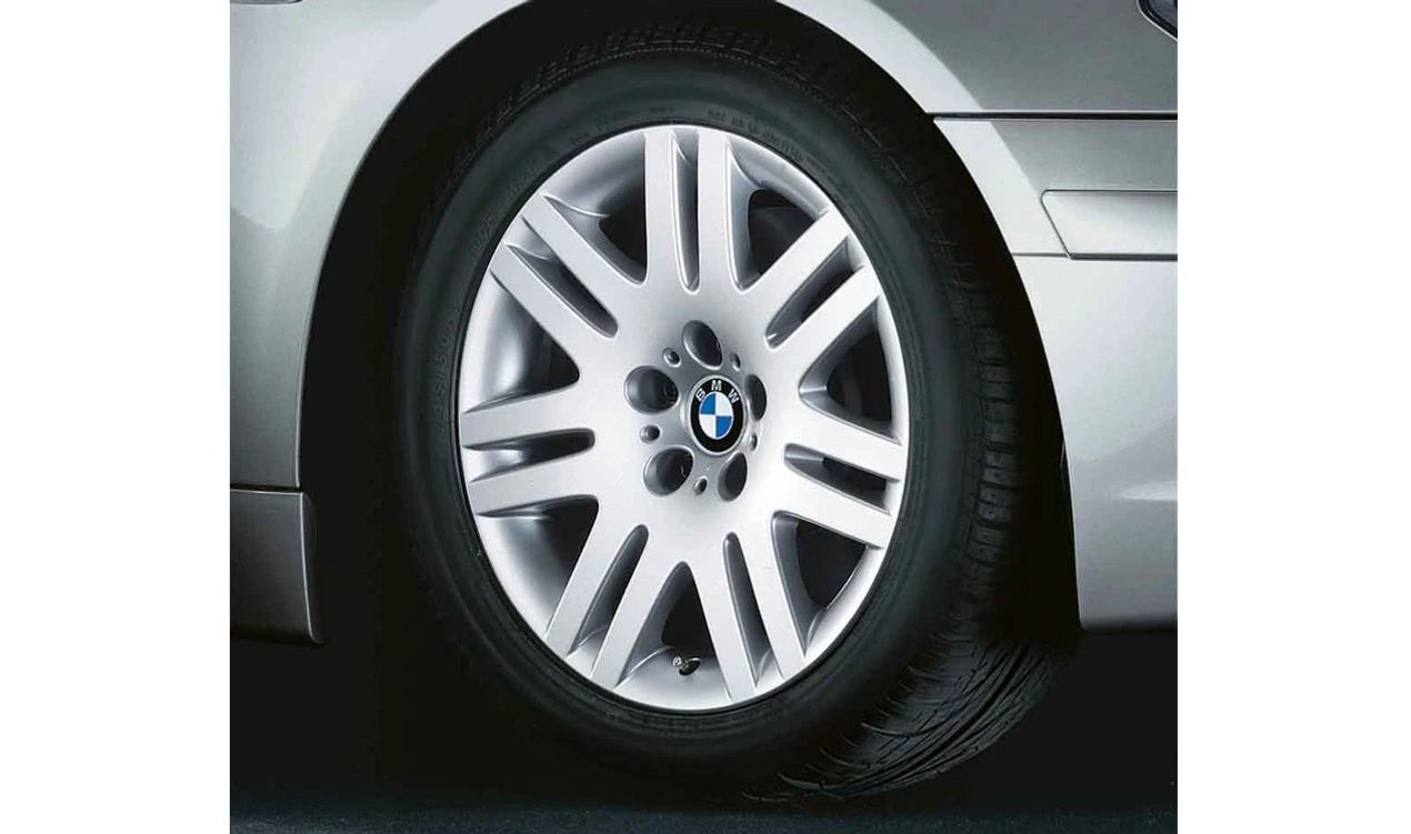 Llanta de aleación Doble Radio 93 OEM 36116753239 para BMW E65 y E66. Apta para varios motores y versiones dentro de estas series. Acabado plata 18" ET24. Original BMW.