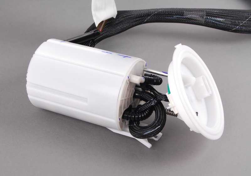 Unidad de bombeo derecha con bomba de depósito para BMW E60, E61N, E63, E64 (OEM 16117373524). Original BMW