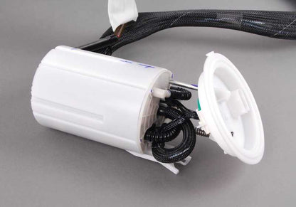 Unidad de bombeo derecha con bomba de depósito para BMW E60, E61N, E63, E64 (OEM 16117373524). Original BMW