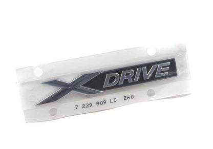 Emblema "Schriftzug" lateral izquierdo OEM 51147229909 para BMW E60, E61. Original BMW.