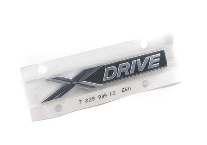 Emblema "Schriftzug" lateral izquierdo OEM 51147229909 para BMW E60, E61. Original BMW.
