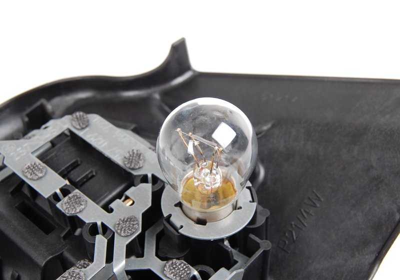 Portalámparas trasero izquierdo OEM 63218364729 para BMW Serie 3 E46. Original BMW.
