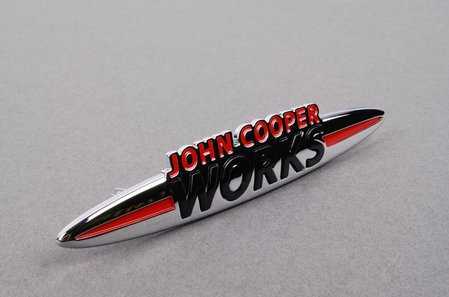 Inscripción delantera "J. COOPER WORKS" OEM 51117232803 para MINI R56, R55, R57, R58, R59, R60, R61… y más. Original MINI.