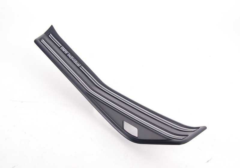 Embellecedor trasero izquierdo OEM 51477893997 para BMW E46 316i. Compatible con versiones con cambio manual y automático. Original BMW.