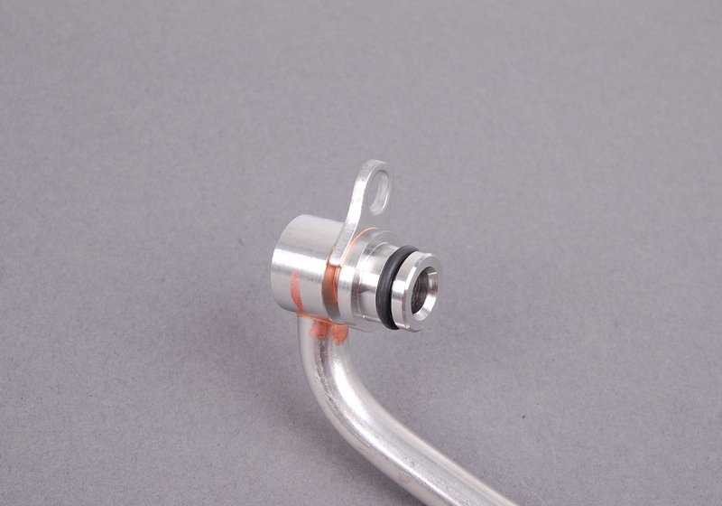 Tubo de refrigeración del turbo OEM 11537558901 para BMW E60, E61, E71, E82, E88, E89, E90, E91, E92, E93, F01, F02. Compatible con motores N54. Original BMW.