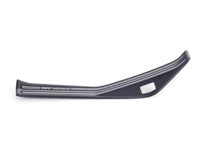 Embellecedor trasero izquierdo OEM 51477893997 para BMW E46 316i. Compatible con versiones con cambio manual y automático. Original BMW.