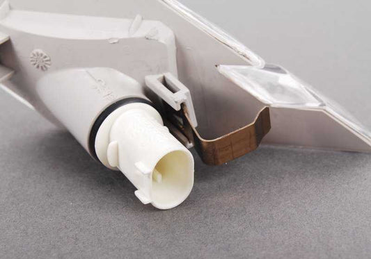 Blanca Light adicional à direita para BMW E63, E63N, E64, E64N (OEM 63137165810). BMW original.