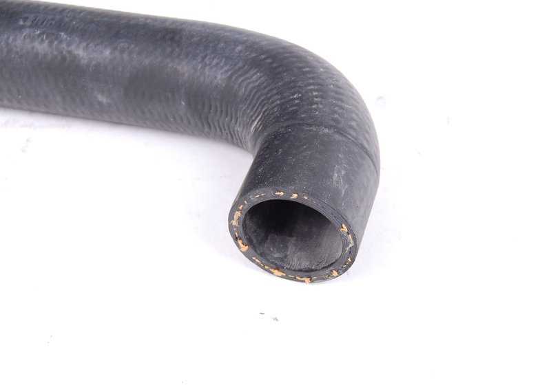 Manguera del sistema de refrigeración OEM 11531266509 para BMW E12 {525, 528, 528i} con motor M30. Compatible con modelos manuales y automáticos. Original BMW.