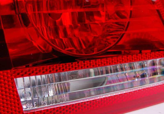 Luce posteriore sul cofano bagagliaio sinistro OEM 63217165829 per BMW Serie 5 E61. BMW originale.