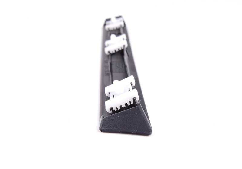 Embells Molder Left OEM 51138236893 pour BMW E38. Finition noire satinée (SW Seidenmatt). BMW d'origine.