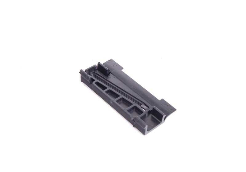 Clip de fijación OEM 51137070747 para BMW E61, F25, F26, E70, E71, E72. Original BMW.