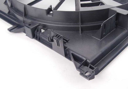 OEM 17117507604 Logement de ventilateur pour la série BMW 3 E46. BMW d'origine.
