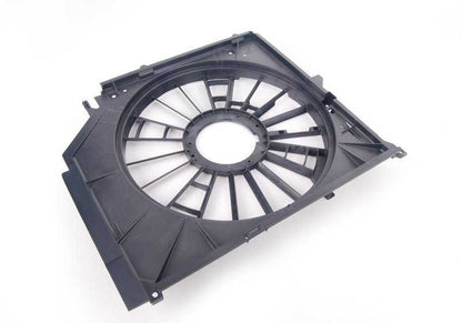 OEM 17117507604 Logement de ventilateur pour la série BMW 3 E46. BMW d'origine.