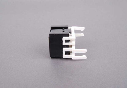 Zócalo de relé blanco y negro OEM 61131389113 para BMW {E30, E31, E32, E34, E36, E38, E39, E46, E53, E60, E61, E63, E64, E65, E66, E70, E71, E81, E82, E83, E84, E87, E88, E89, E90, E91, E92, E93, F01, F02, F04, F06, F07, F10, F11, F12, F13, F15, F1