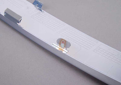 Moldura frontal derecha OEM 51118047728 para BMW F01, F02, F04. Original BMW.