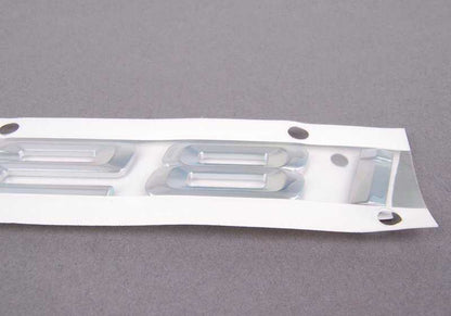 Emblema trasero adhesivo OEM 51147183151 para BMW Serie 3 E90, E90N. Original BMW.