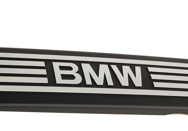 Tapa embellecedora motor OEM 11617535847 para BMW E81, E82, E87. Compatible con modelos 125i y 130i con motor N52K. Original BMW.