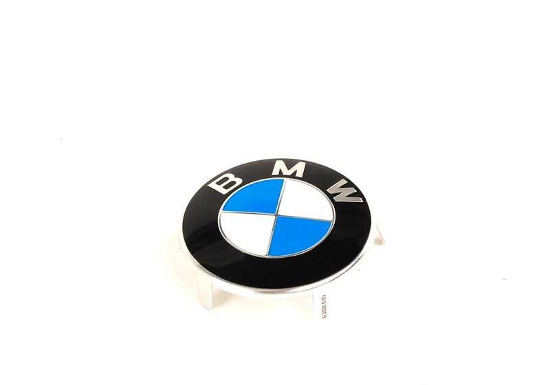 Emblema BMW OEM 11147788967 para BMW E81, E82, E87, E88, F20, F21, F22, F23, F45, F46, G42, E46, E90, E91, E92, E93, F30, F31, F34, F35, G20, G21, G28, F32, F33, F36, G22, G23, G26, E60, E61, F07, F10, F11, F18, G30, G31, G38, G60, G61, G68, E63, E64