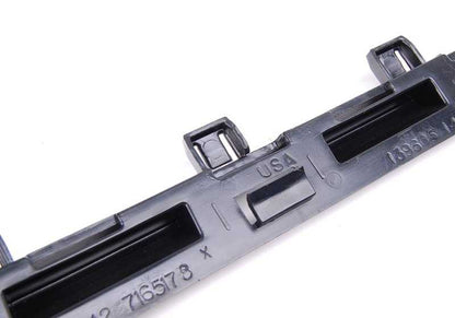 Suporte traseiro direito do para -choque OEM 51127165178 para BMW Z4 E85, E86. Compatível com todos os modelos Z4 2.0i, 2.5i, 2.5SI (2005-2008). Peça original da BMW.