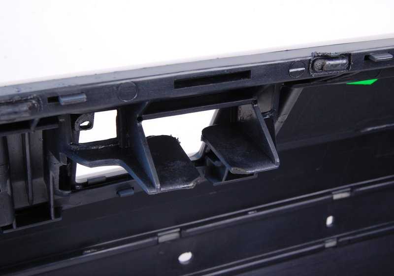 Rilievo del paraurti posteriore per la serie BMW E34 (OEM 51121946257). BMW originale.