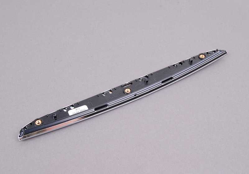 Moldura capó izquierda OEM 51137117241 para BMW Serie 3 E90, E91. Original BMW.