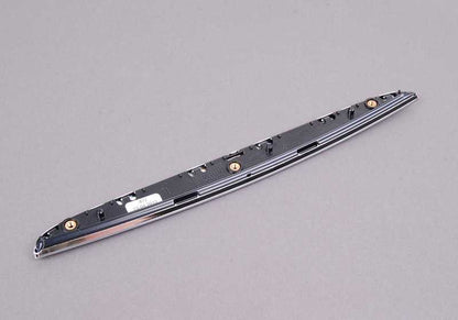 Moldura capó izquierda OEM 51137117241 para BMW Serie 3 E90, E91. Original BMW.