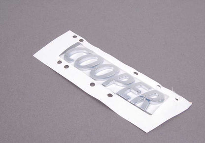 Inscripción "Cooper" OEM 51142755617 para MINI R50, R53, R56, F56, F55, Clubman R55, F54, Cabrio R52, R57, Coupé R58, Countryman R60, F60... y más. Original MINI.