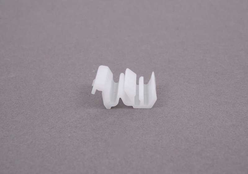 Grapa blanca OEM 51138174893 para BMW E39. Pieza original BMW. Ideal para fijación de molduras exteriores y rejillas.