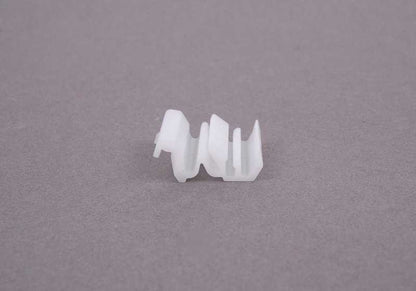 Grapa blanca OEM 51138174893 para BMW E39. Pieza original BMW. Ideal para fijación de molduras exteriores y rejillas.