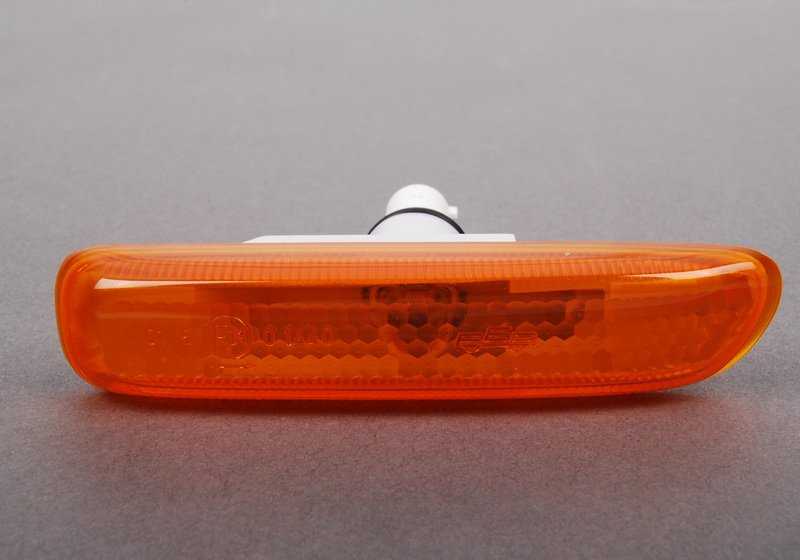 Indicador de dirección adicional derecho OEM 63138370720 para BMW Serie 3 (E46) 1999-2006. Original BMW.