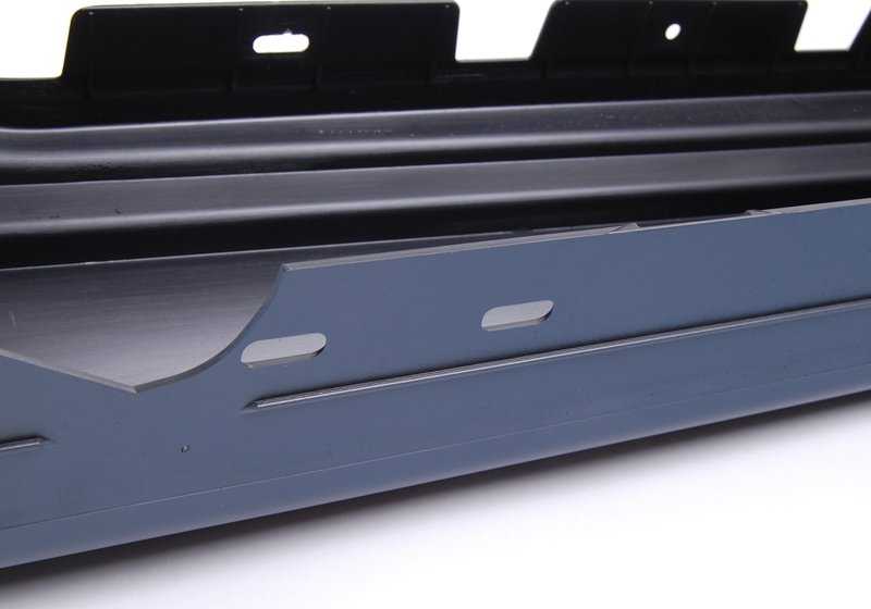 Embelledura de umbral imprimada izquierda para BMW Serie 1 E82 (OEM 51778053879). Original BMW.