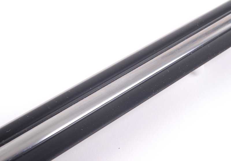 Moldura lateral cromada derecha OEM 51131876130 para BMW E30. Pieza original BMW.
