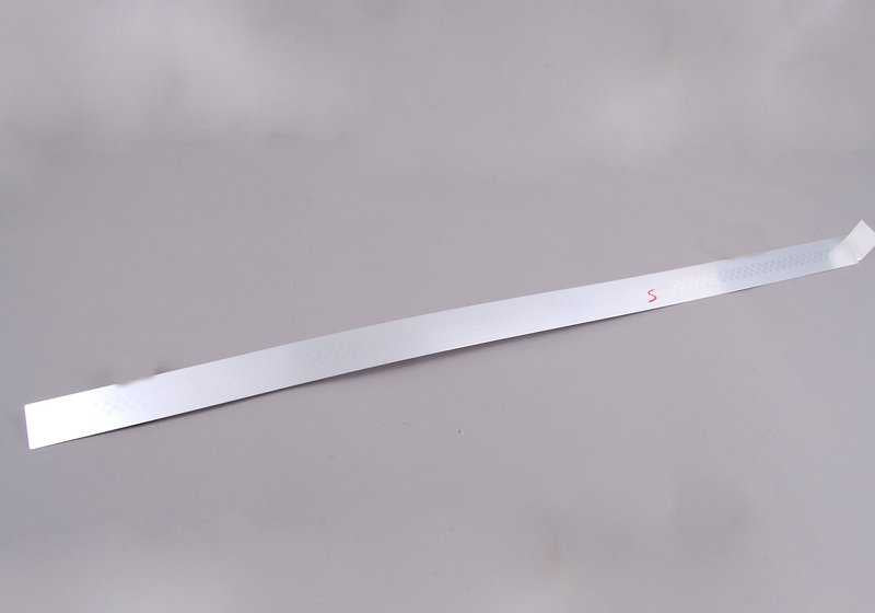 Embellecedor entrada puerta derecha OEM 51477406650 para MINI R55 Cooper S {todos los modelos compatibles}. Pieza original MINI.