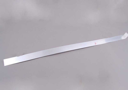 Embellecedor entrada puerta derecha OEM 51477406650 para MINI R55 Cooper S {todos los modelos compatibles}. Pieza original MINI.
