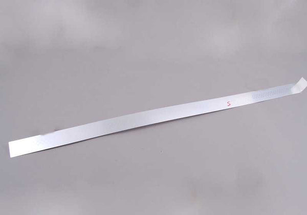 Embellecedor entrada puerta derecha OEM 51477406650 para MINI R55 Cooper S {todos los modelos compatibles}. Pieza original MINI.